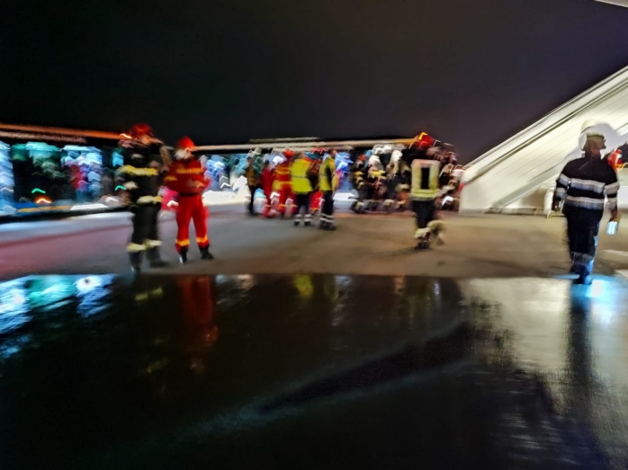 VIDEO. INCENDIU la aterizarea unui avion pe aeroportul din Cluj! Pasagerii sunt evacuați.